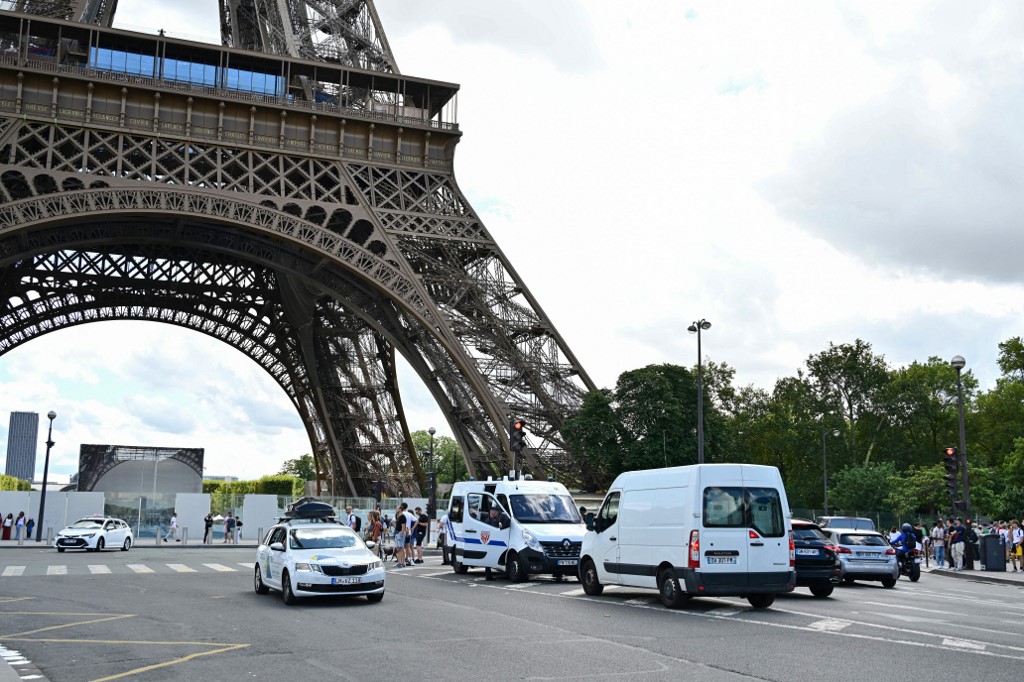 La Torre Eiffel regresa a la normalidad tras una falsa amenaza de bomba