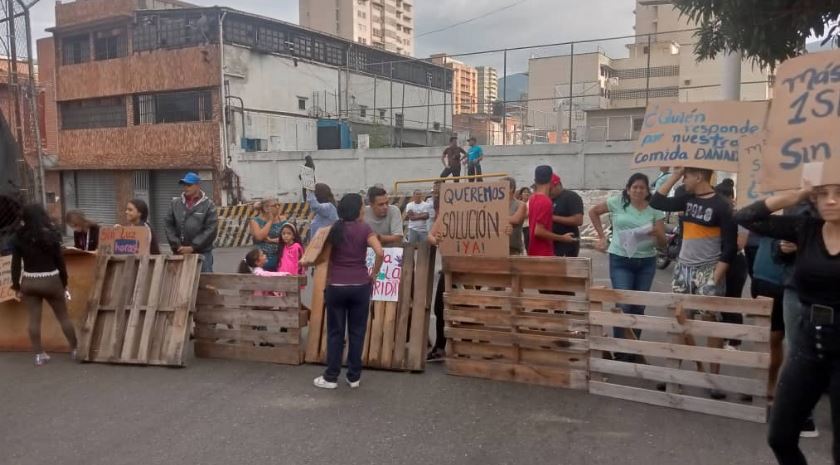 En Quinta Crespo llevan nueve días sin servicio eléctrico y los vecinos cansados trancaron las calles este #22Ago (Fotos)