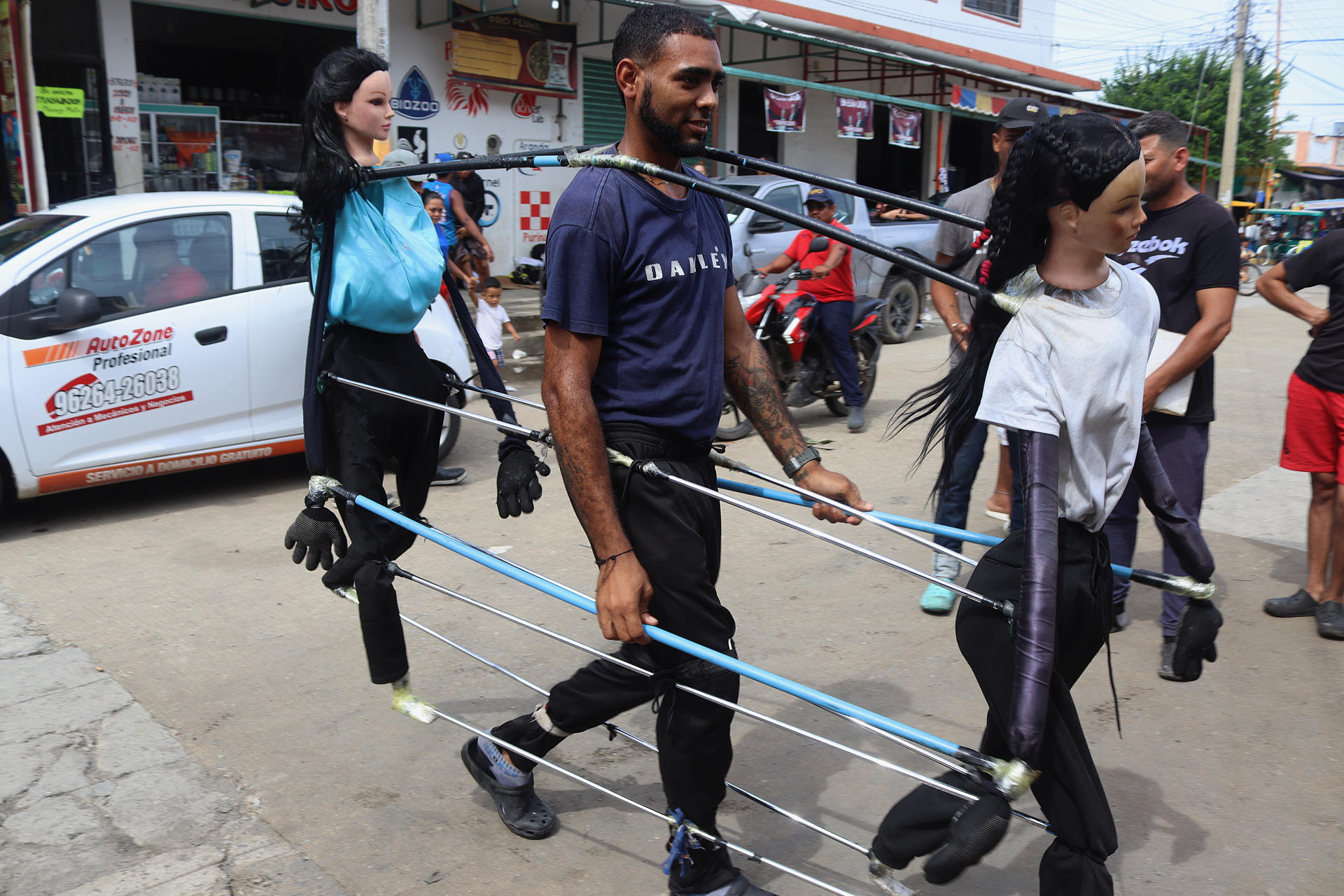 Venezolano acompaña a migrantes en el sur de México con sus muñecas danzantes Yesica y Catalina