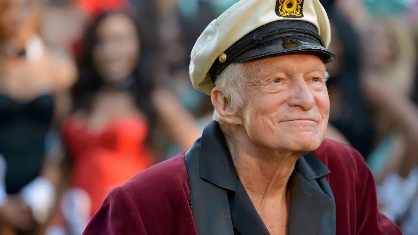 Revelan nuevos secretos de Playboy: sexo con mayordomos y excesos en el sofá con piel de tigre de Hugh Hefner