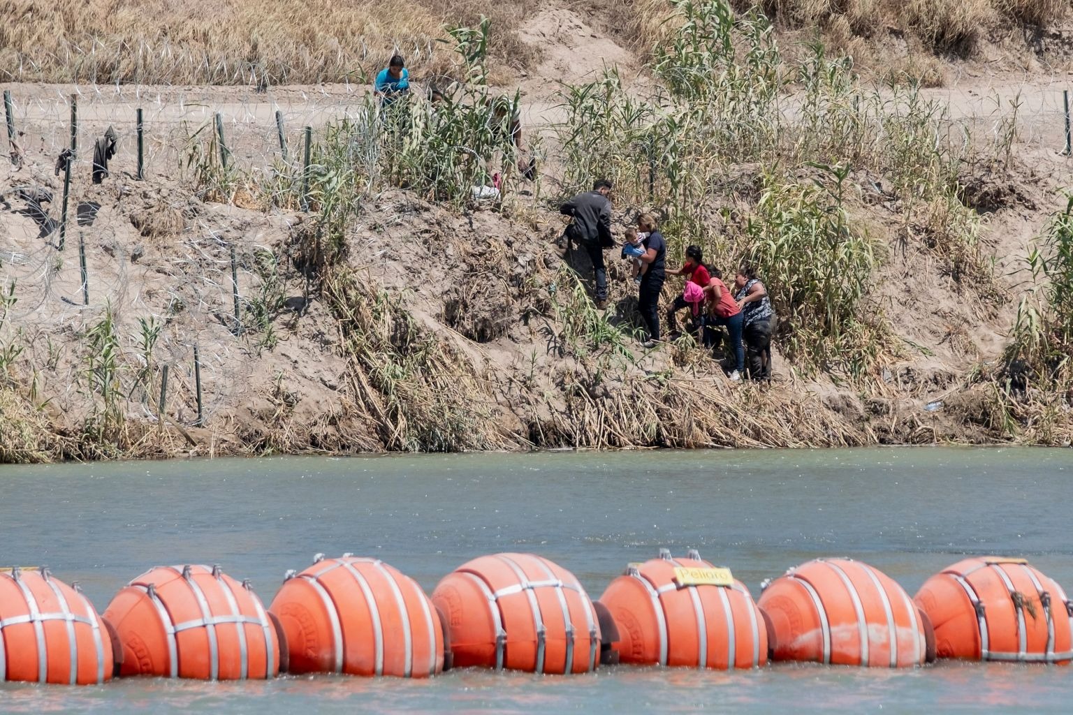 A punta de gas pimienta, Guardia Nacional de Texas frenó avances de inmigrantes en la frontera