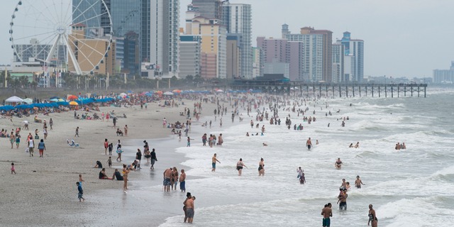 Siniestro aéreo en Carolina del Sur: avioneta aterrizó de golpe en una playa repleta de bañistas