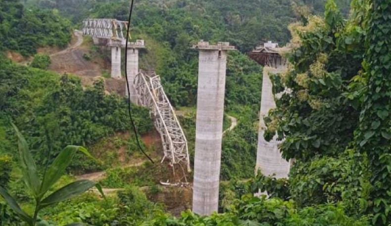 Mueren 17 trabajadores al desplomarse un puente en construcción en la India