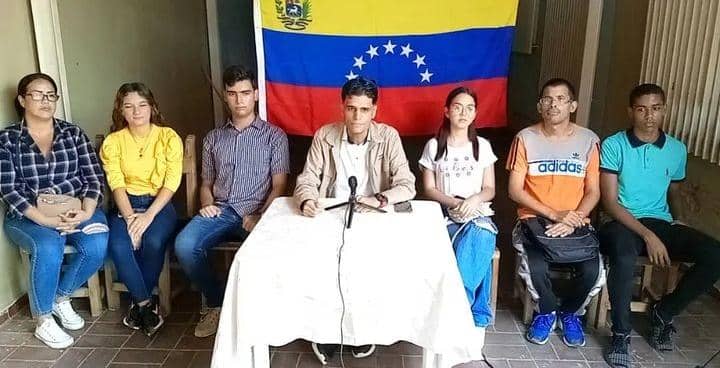 Estudiantes de la Unerg en Valle de la Pascua reciben clases debajo de los árboles