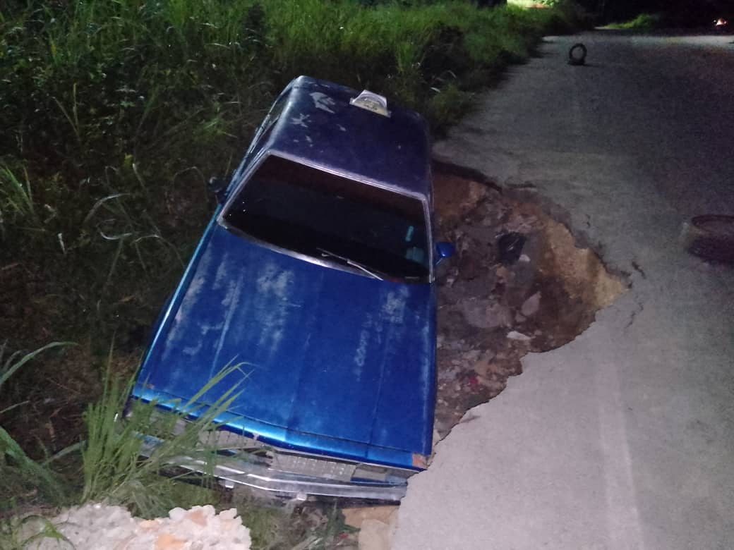 Cráter “traga-carros” en la vía hacia El Rincón en Barcelona sigue sin ser reparado