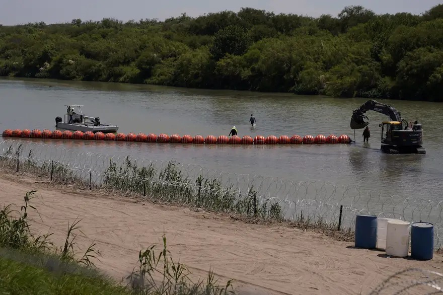 Un juez ordena a Texas retirar la barrera de boyas en la frontera con México