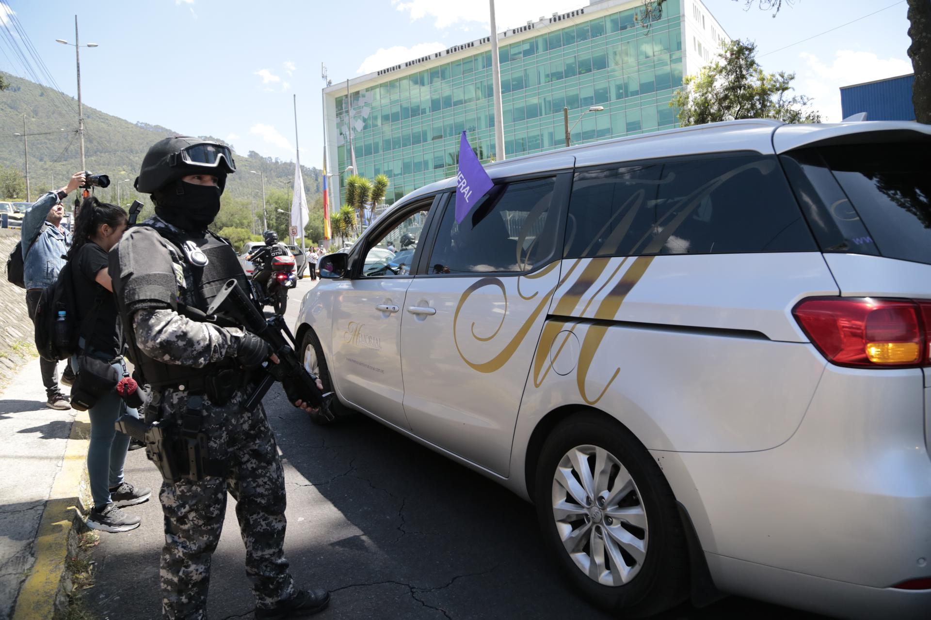 El cuerpo del Fernando Villavicencio sale de la morgue y es trasladado a una funeraria en Quito (Video)