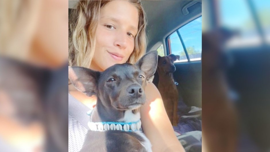 La pesadilla de una latina se hizo realidad al llegar a EEUU: fue separada de su perrita y perdieron su rastro