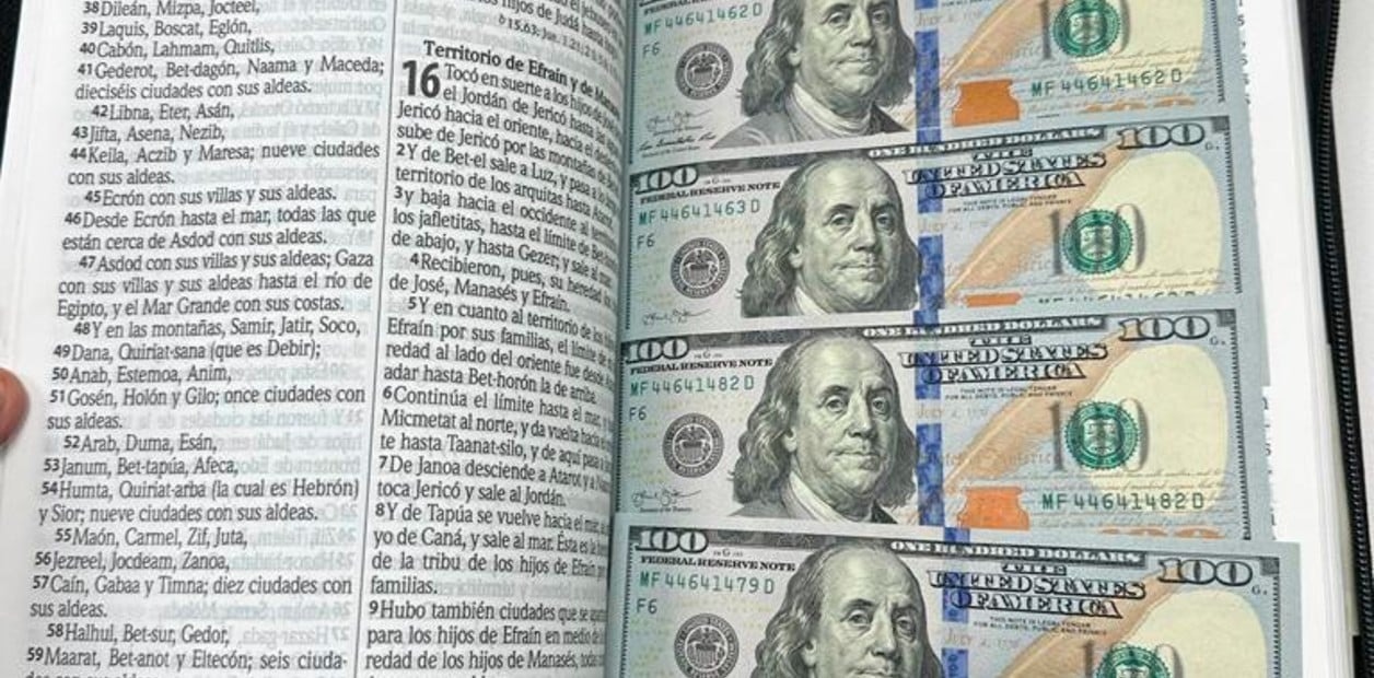 Escondió miles de dólares en biblias de “letra grande” para mandarlos a EEUU vía encomienda