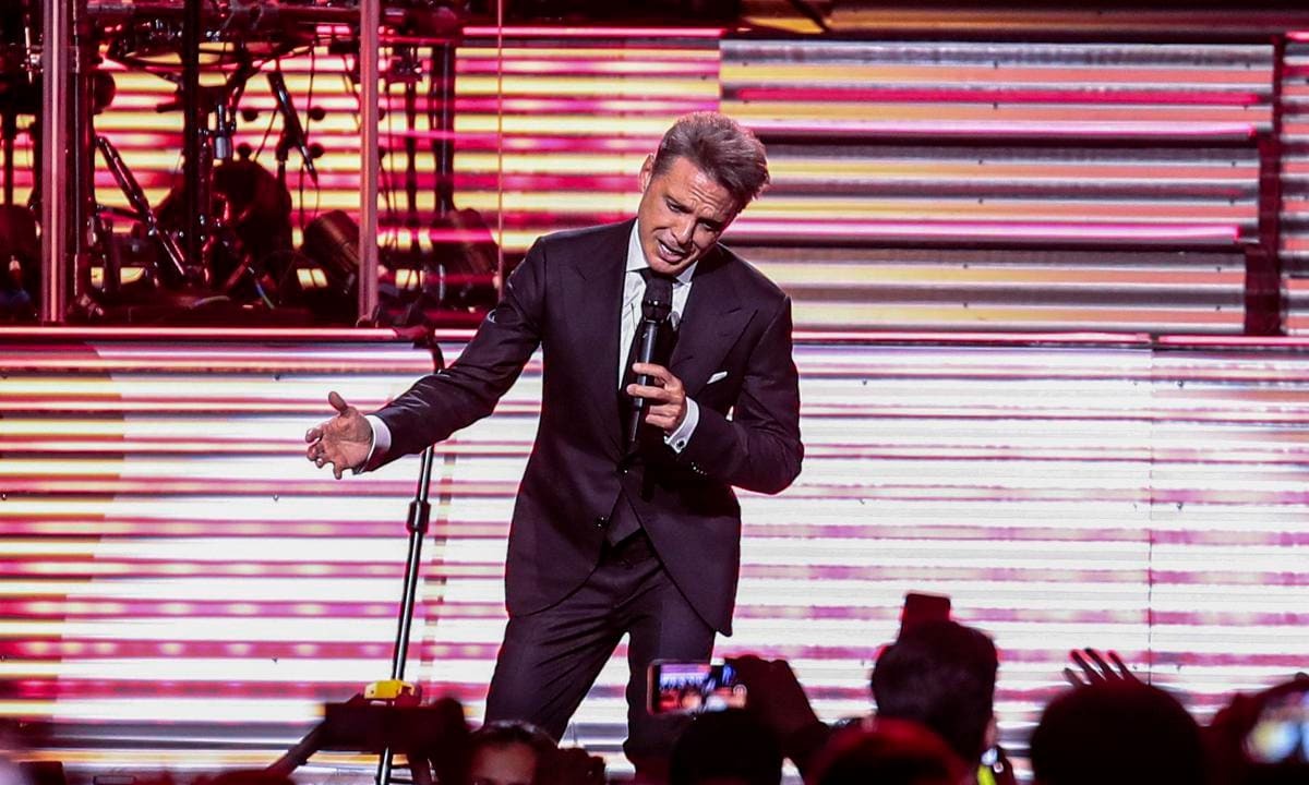 VIDEO: Les regalaron entradas para ir a ver a Luis Miguel y su reacción se hizo VIRAL