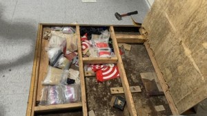 Hallan más drogas escondidas en el suelo de guardería donde murió bebé en Nueva York