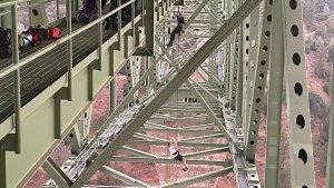 Grababa un truco desde el puente más alto de California pero todo resultó increíblemente mal