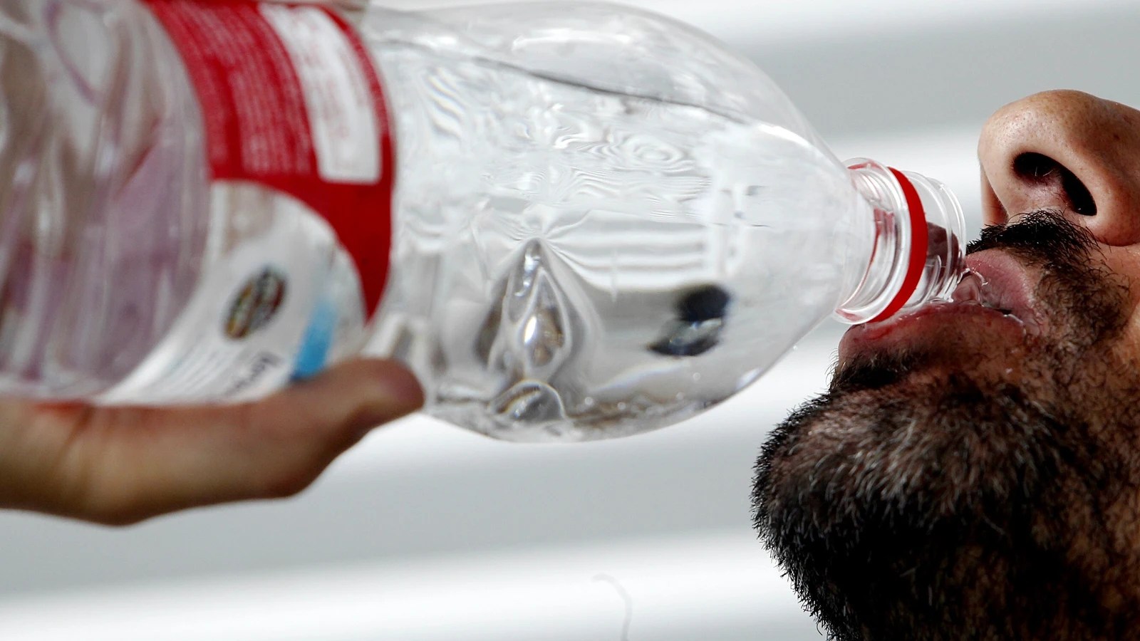 ¿Por qué es peligroso beber grandes cantidades de agua en poco tiempo?