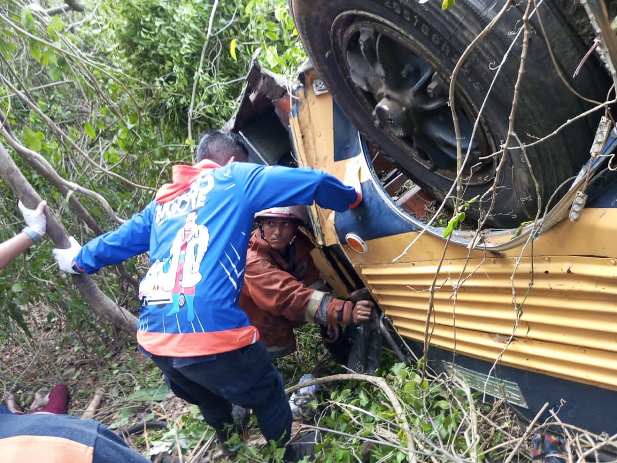 Reportan varios fallecidos y heridos al caer autobús de una excursión por un precipicio en Puerto Cabello