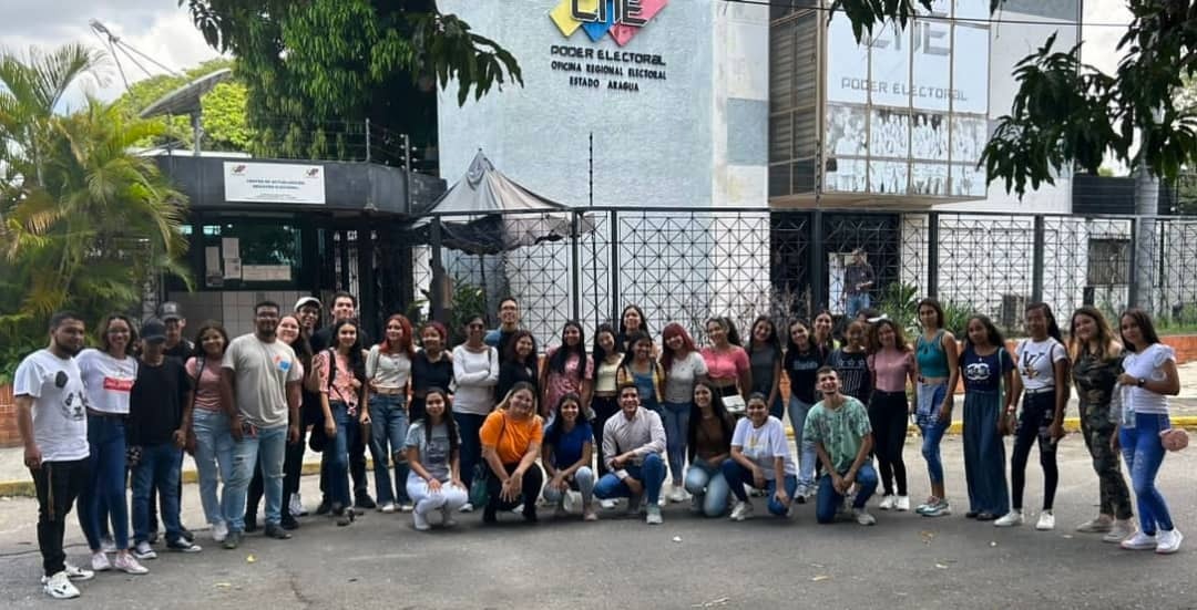 Jóvenes “hacen magia” para inscribirse en el Registro Electoral en Aragua