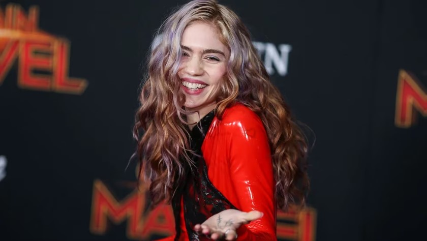 Dice que fue “una pasantía” estar con Elon Musk y Chatea con una versión de IA de ella misma: quién es Grimes