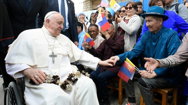 El papa Francisco pide que religiones ofrezcan armonía en un mundo lleno de conflictos y devastación