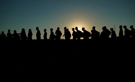 El Paso llegó al “punto de quiebre” por oleada de migrantes, asegura alcalde de Texas