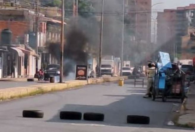 Hartos de las burlas, vecinos protestaron tras más de 24 horas sin luz en Maracay este #13Sep