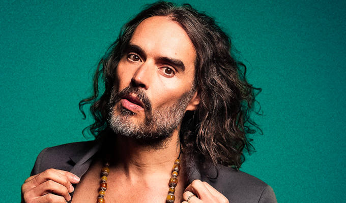 YouTube suspende a Russell Brand de sus ingresos por publicidad tras múltiples denuncias de presunta agresión sexual