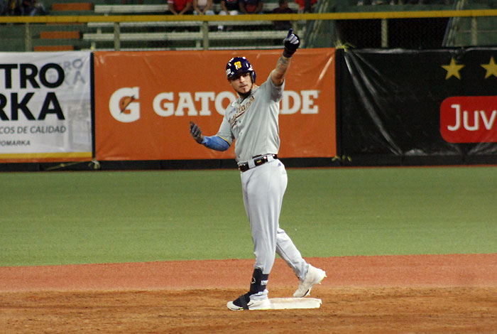 Resumen del béisbol criollo: Magallanes pegó el primero, mientras que Tiburones le cortó la melena al León