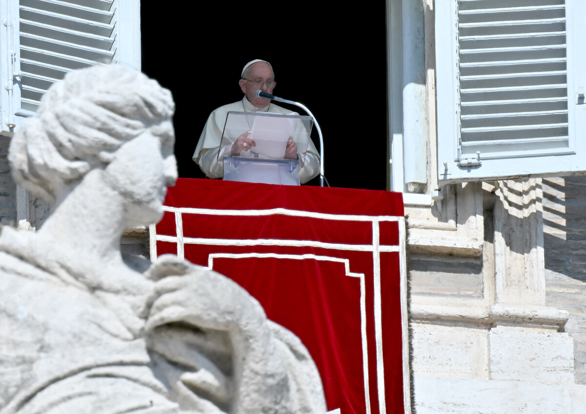 El Papa en la misa de Difuntos: Benedicto XVI, un humilde trabajador en la Viña del Señor