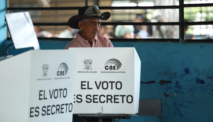 Ecuador elige presidente en reñido balotaje bajo la violencia narco