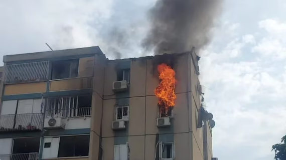 Al menos tres heridos al impactar un cohete lanzado por Hamás en un edificio en Tel Aviv