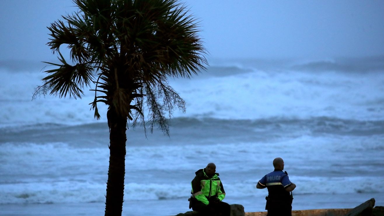 Hallaron casi un millón de dólares en cocaína flotando en playa de Florida