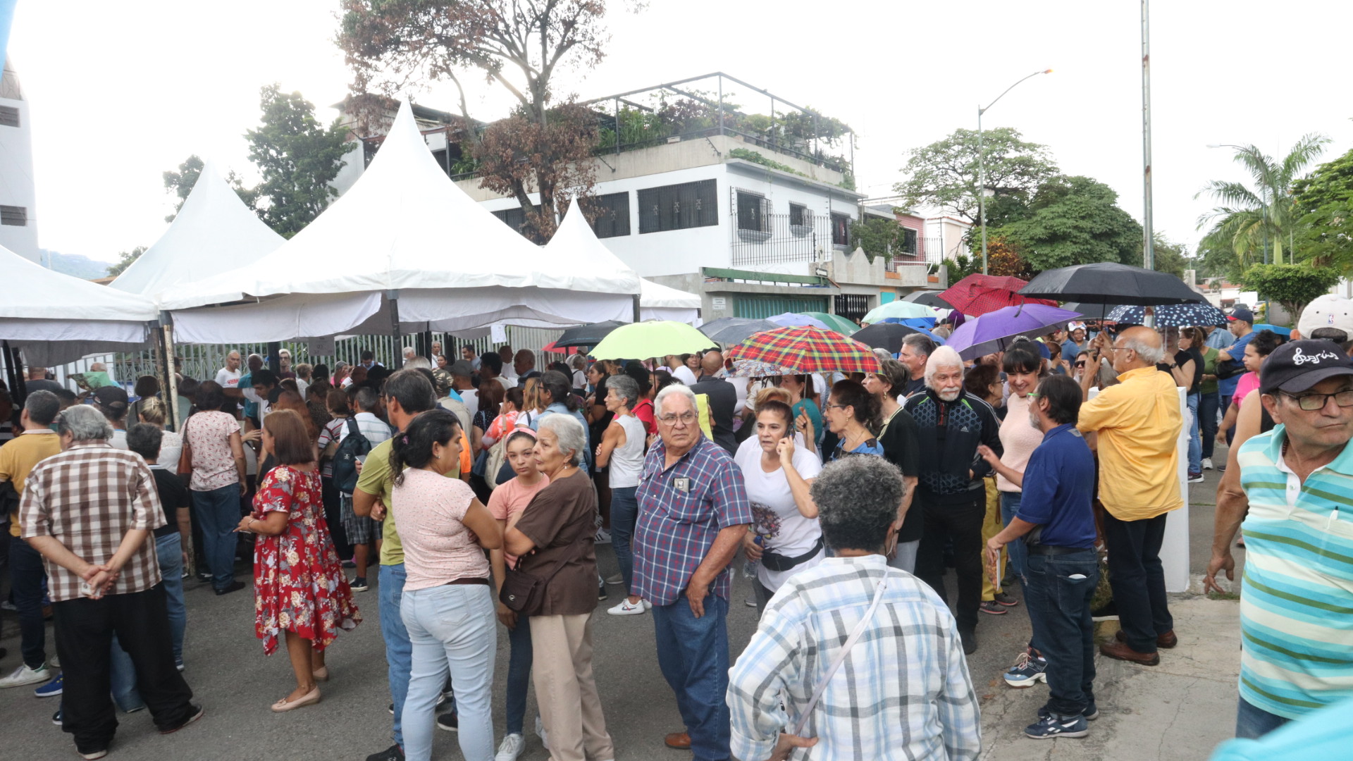 “Tenemos que participar para tener voz”, votantes en Petare acudieron a las urnas a pesar de la lluvia (IMÁGENES)