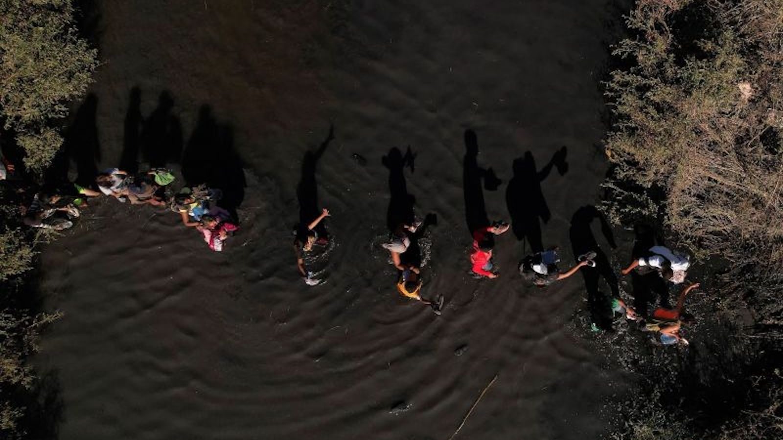 Los cruces ilegales en la frontera sur de EEUU alcanzan su máximo en 2023