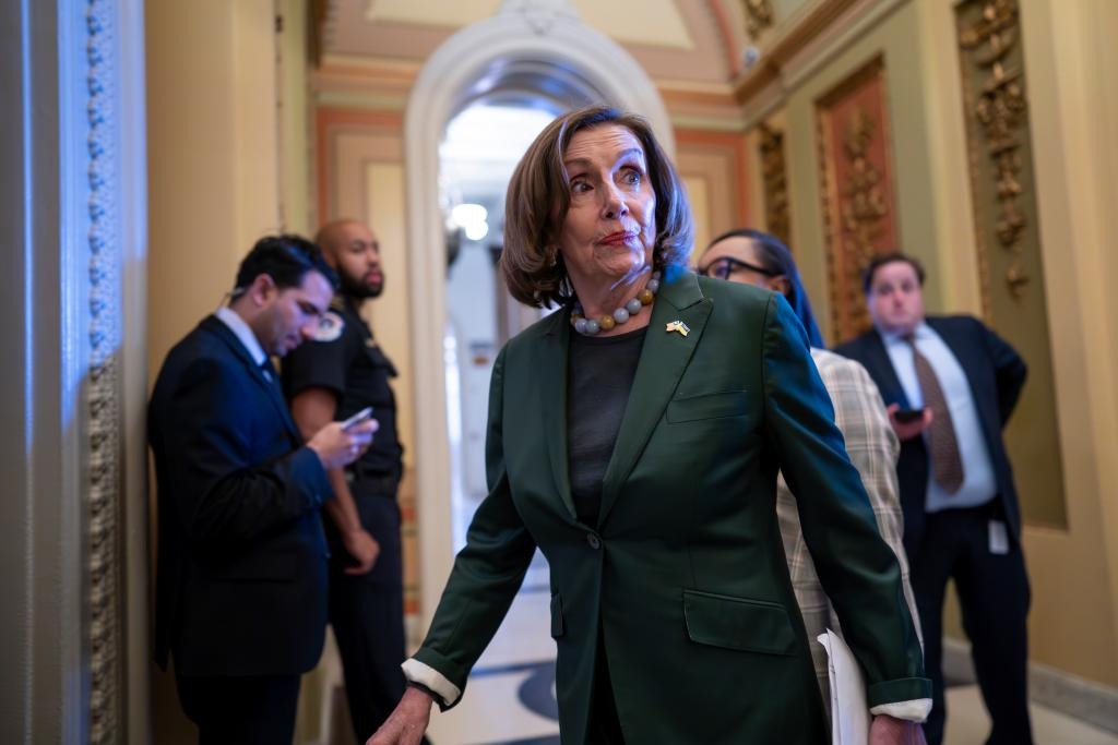 Desalojan a Nancy Pelosi y Steny Hoyer de oficinas privadas del Capitolio por esta razón