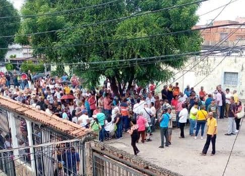 “La lucha no se para hasta conseguir la libertad para nuestro país”: Ciudadanos votan con ímpetu al sur de Valencia