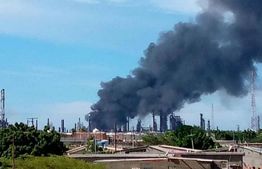 Se prendió una piscina de desechos en la refinería Cardón este #28Oct