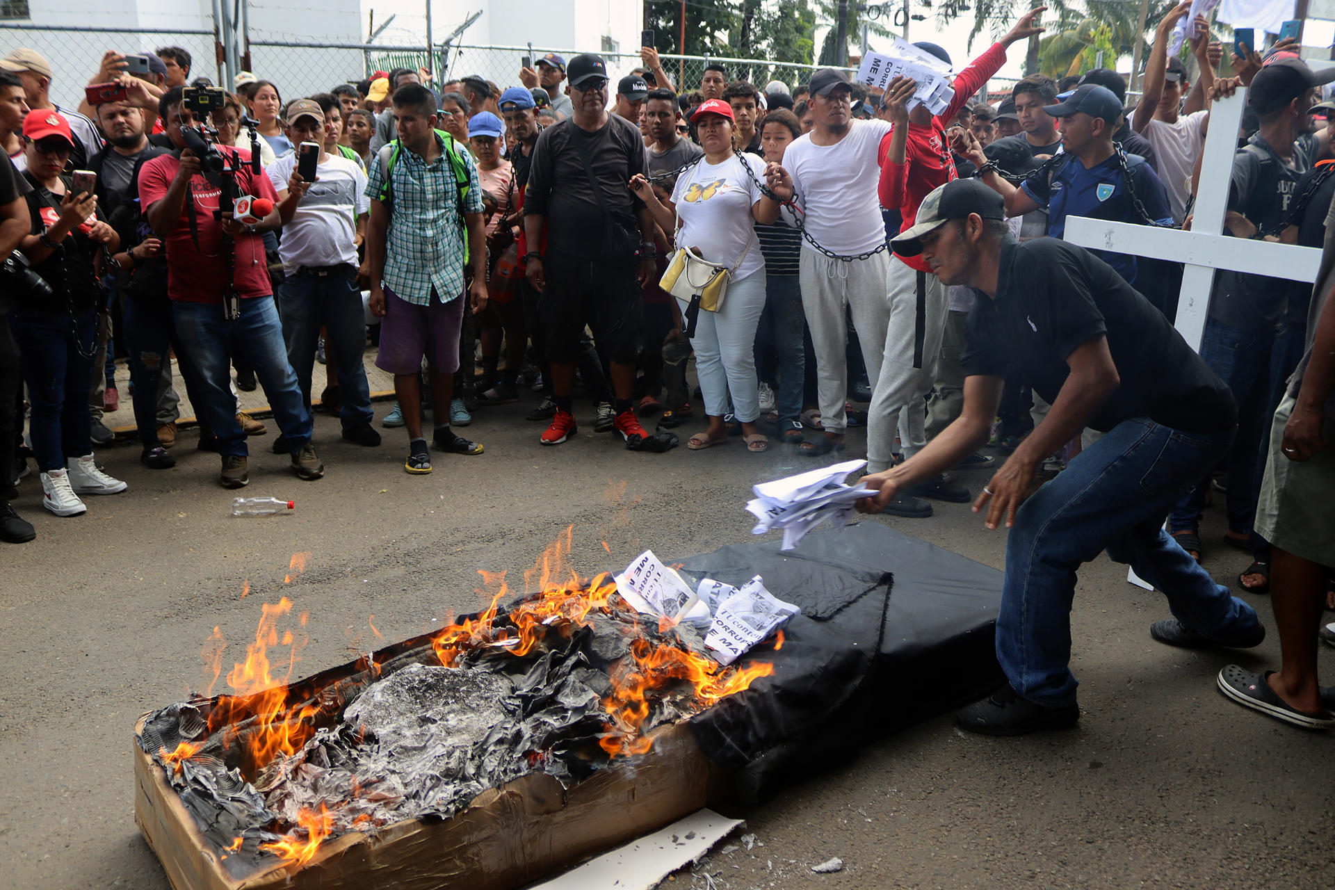 Migrantes protestaron con un ataúd y las manos encadenadas en la frontera sur de México (IMÁGENES)