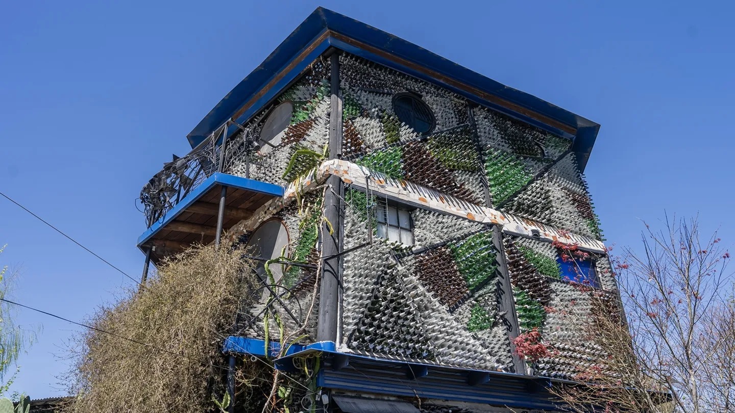 Cómo es la curiosa casa construida con botellas por un hombre que no tenía dónde vivir (VIDEO)