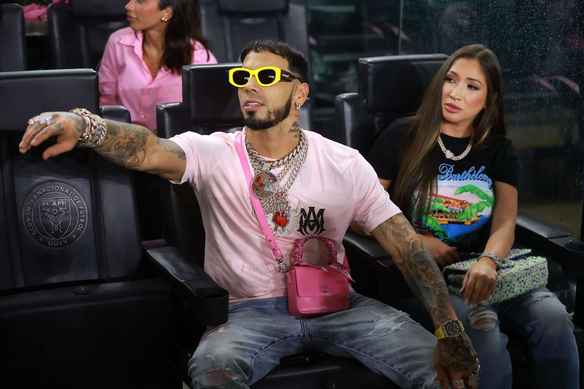 VIDEO: El extravagante gesto romántico de Anuel con su nueva novia venezolana en costas de EEUU