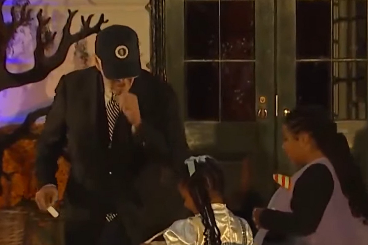 VIDEO: Biden cubría su boca al toser con la misma mano que entregaba dulces a niños por Halloween