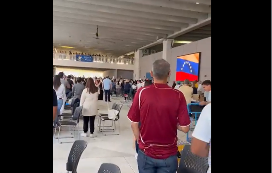 En Miami, venezolanos entonan el himno nacional mientras asisten masivamente a votar en la Primaria (VIDEO)