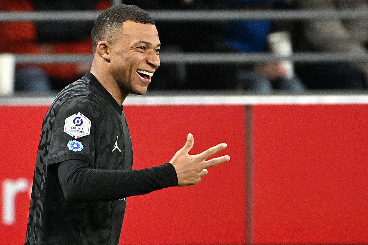 PSG tomó el liderato con hat-trick de Mbappé al Reims