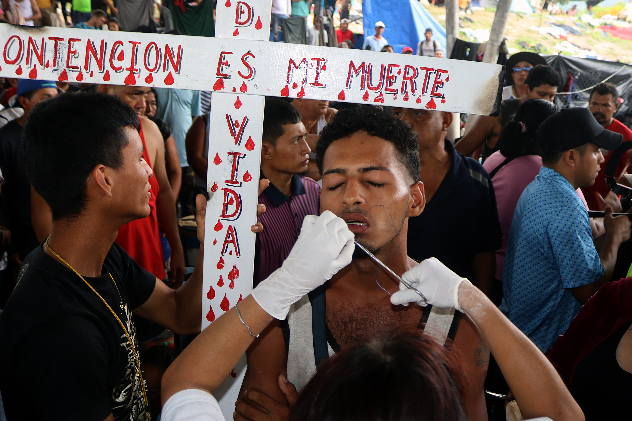 Migrantes se cosen la boca para pedir documentos de tránsito en sur de México