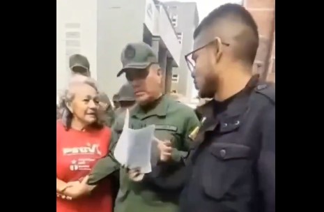 Joven llegó hasta donde Padrino López y demás militares para cuestionar lo que muchos no se atreven (VIDEO)