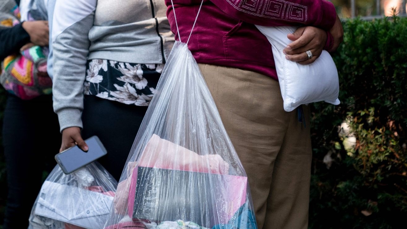 Migrantes que dormían en las gélidas calles de Chicago fueron trasladados a refugios temporales