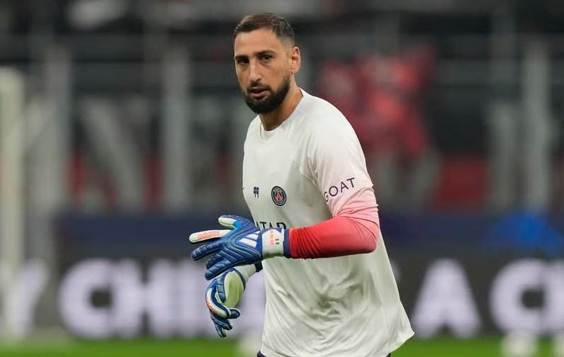 “Mercenario”: Donnarumma regresó a San Siro y aficionados del Milan lo recibieron con lluvia de billetes (VIDEO)