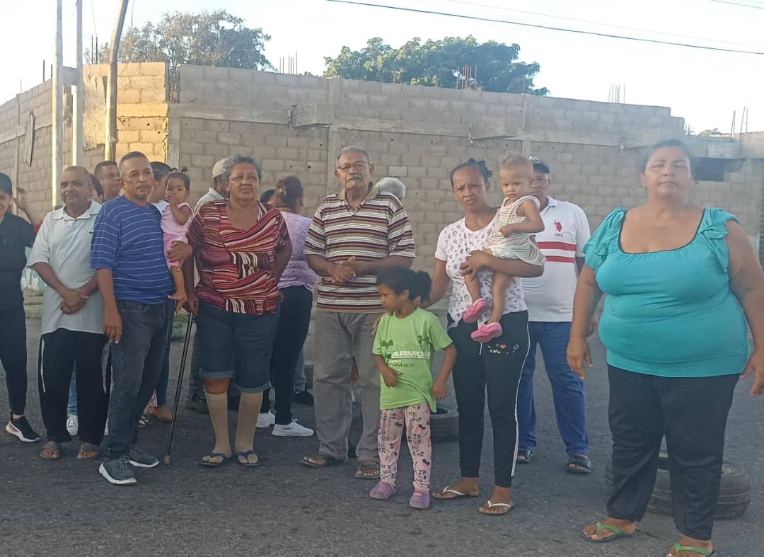 Autoridades de Falcón adornan una plaza mientras que en esa misma comunidad están sin luz desde hace 20 días