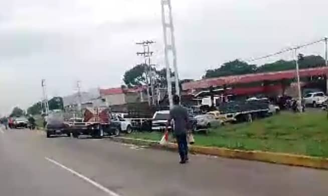 Solo cuatro gasolineras abiertas a media mañana en Barinas y las colas parecían interminables