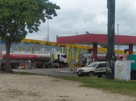 Traumáticas horas pasan los larenses en colas para llenar sus tanques de gasolina