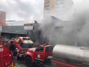 Al menos nueve locales fueron afectados tras incendio en centro comercial de Barquisimeto