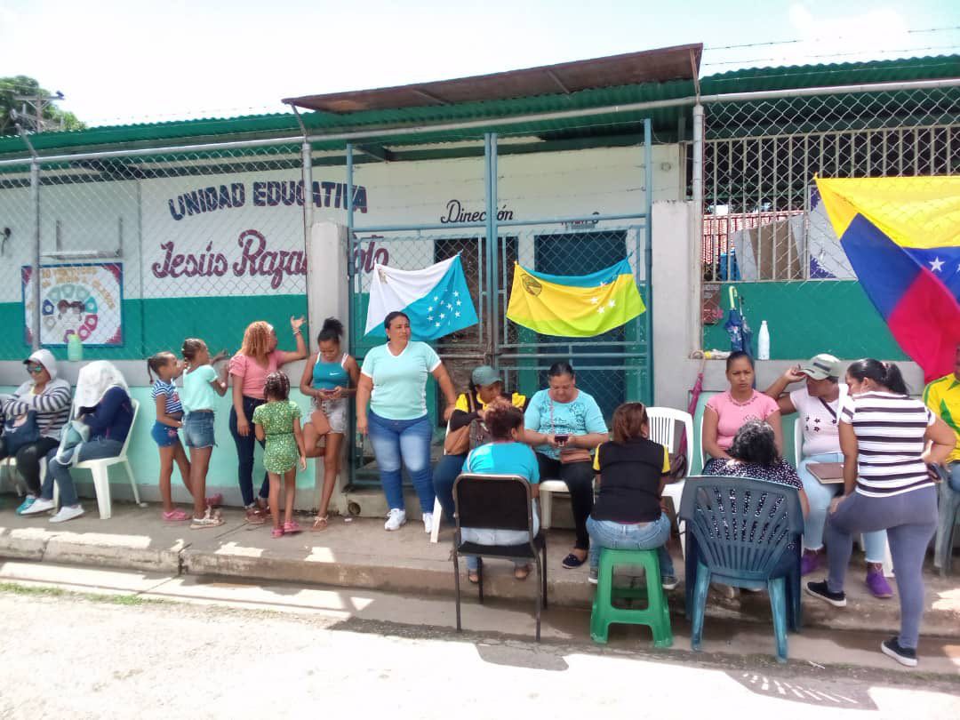 Destituyen al director de un colegio en Cariaco por exigir dotación de mesas, sillas y rehabilitación de pozo séptico