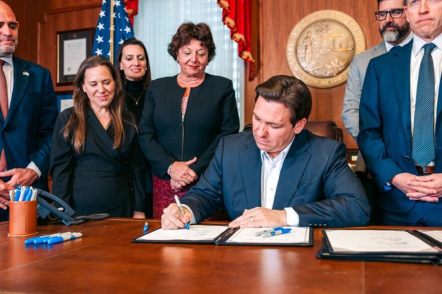 Las nuevas leyes que firmó Ron DeSantis en Florida